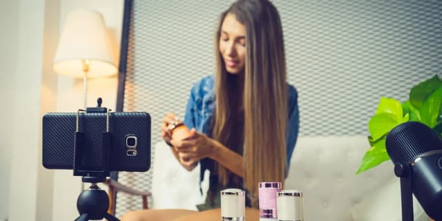 Ile zarabia się na YouTube? Zaskakujące fakty o dochodach twórców Ile zarabia się na YouTube? Zaskakujące fakty o dochodach twórców