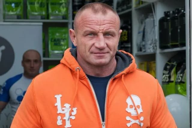 Ile lat ma Pudzian? Zaskakujące fakty o wieku Mariusza Pudzianowskiego Ile lat ma Pudzian? Zaskakujące fakty o wieku Mariusza Pudzianowskiego