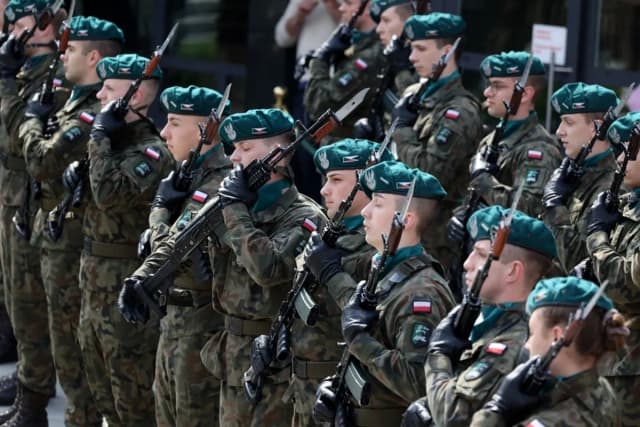 Ile zarabia się w wojsku? Pensje od szeregowca do generała Ile zarabia się w wojsku? Pensje od szeregowca do generała