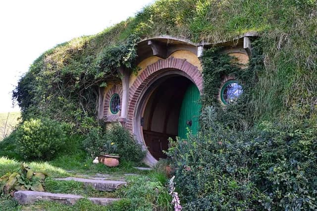 Gdzie mieszkał Bilbo Baggins i co czyni Bag End wyjątkowym miejscem? Gdzie mieszkał Bilbo Baggins i co czyni Bag End wyjątkowym miejscem?